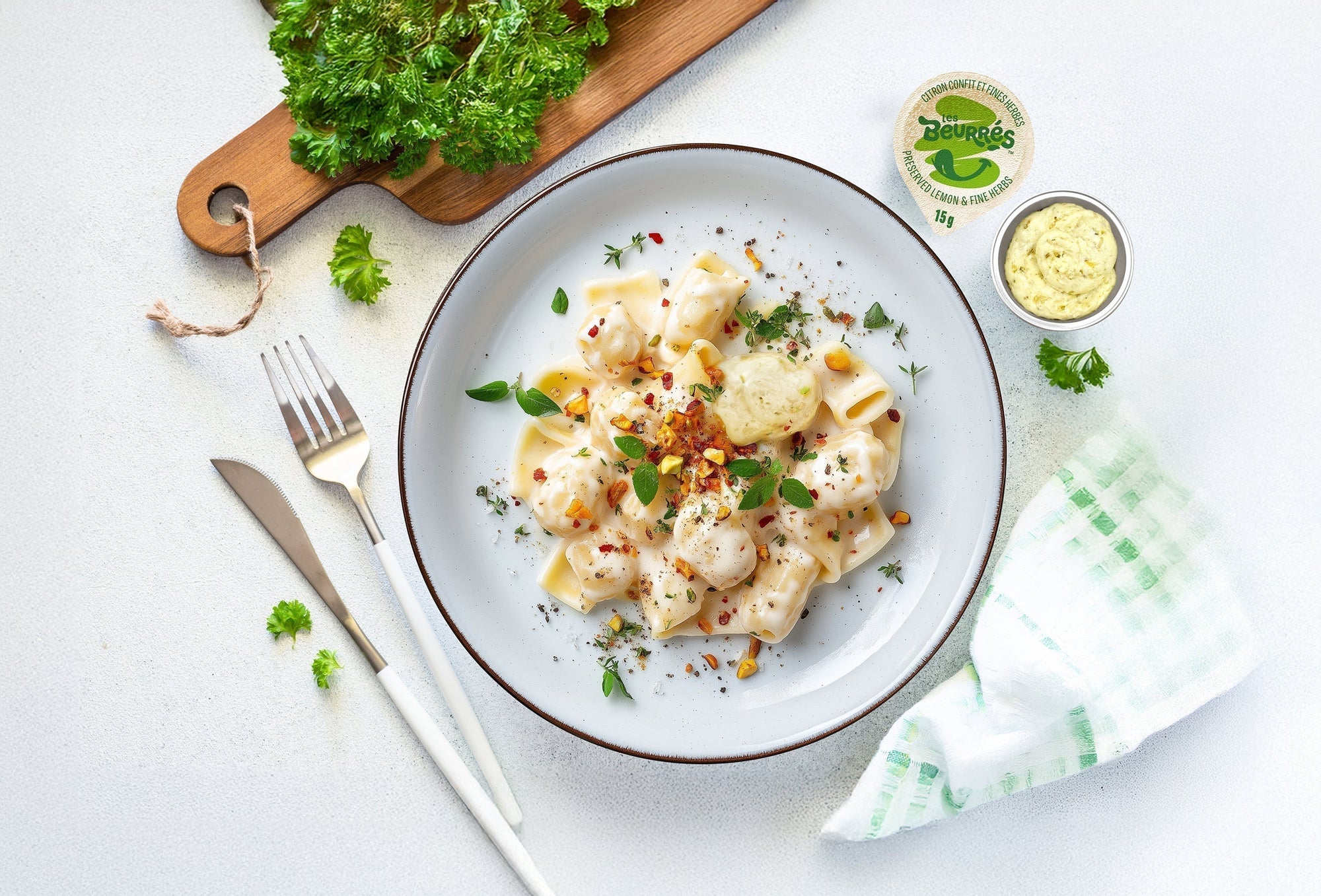 Pâtes citron confit & fines herbes avec croquant de pistaches concassées