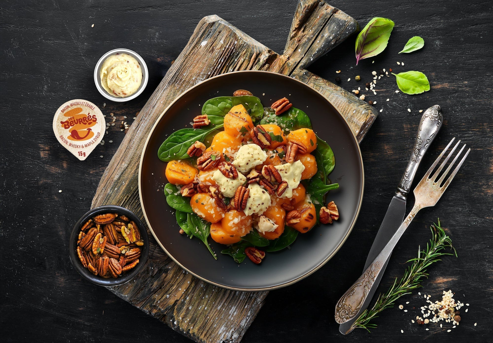 Salade chaude de patate douce rôtie au four avec beurre bacon, whisky et érable